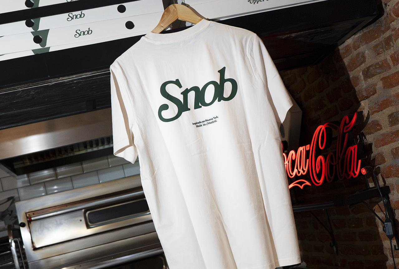 Camiseta blanca de Snob con el logo verde grande al pecho