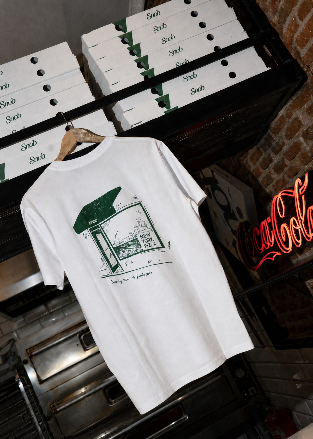 Camiseta de Snob con ilustración de la fachada del local